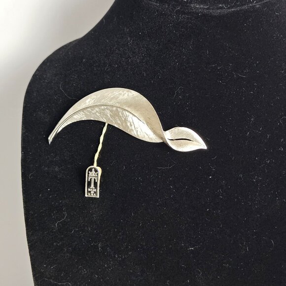 VTG Crwn Trifari Silver Leaf Brooch Pin Mid Century Modern Curved Feather Design - Picture 3 of 14